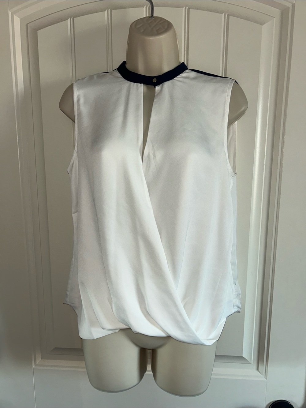 NWT ANDB Sleeveless White Wrap Front Top Blouse with Navy Trim Sz XS